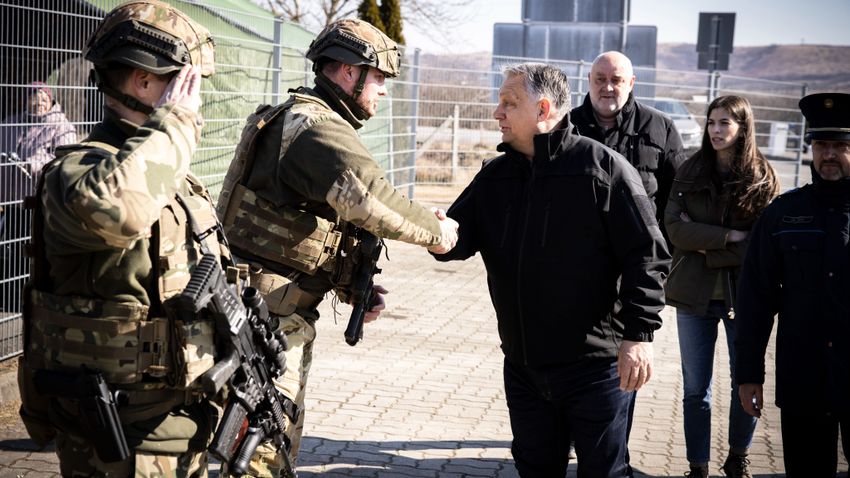  Orbán Viktor a barabási segítőponton tájékozódott