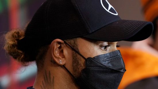 Hamilton egyre mélyebben – már Horner is a védelmére kelt