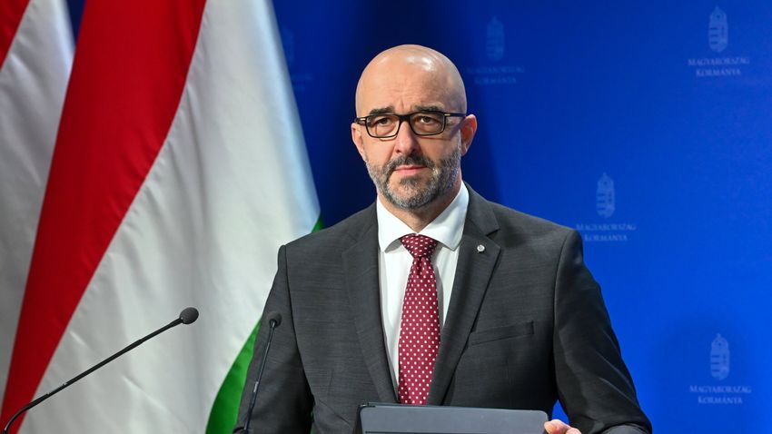 Kovács Zoltán: Az Európai Parlament azt is megszavazta, hogy a férfiak szülhetnek