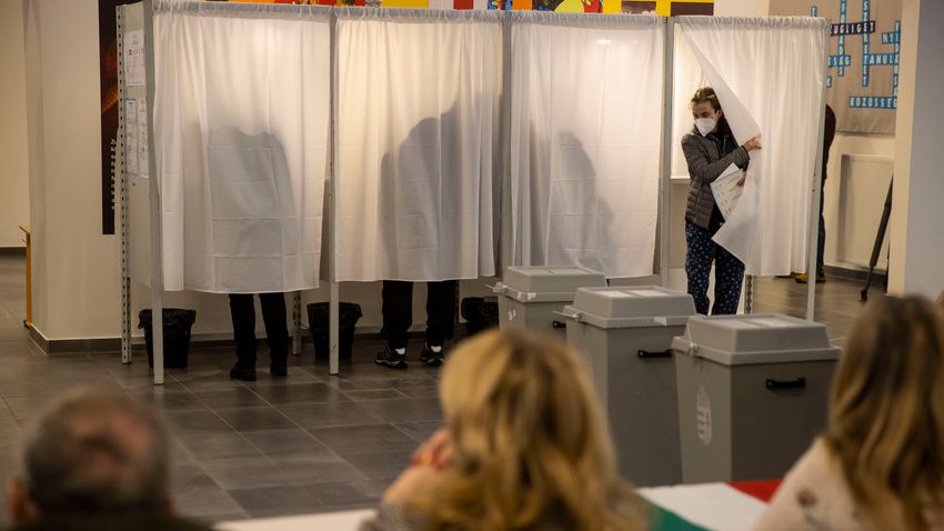 Cseh megfigyelők: a magyar választási folyamat nem hagy teret csalásnak