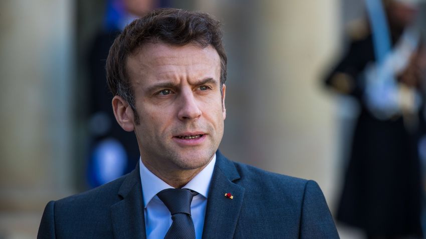Macron botrányosnak nevezte Morawiecki bírálatait a Putyinnal folytatott telefonbeszélgetéseiről