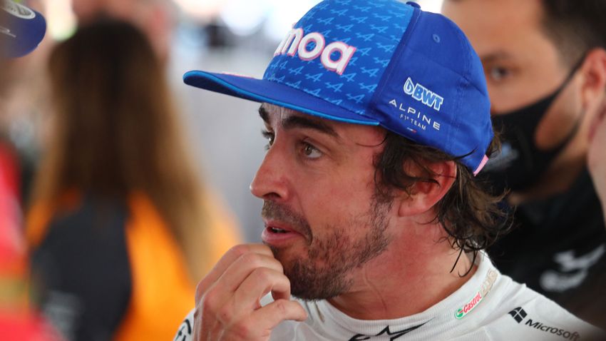 Alonso három szóban összefoglalta Hamilton szenvedését