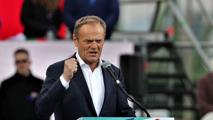 Donald Tusk: Nem létezik tisztességes lengyel, aki Orbánt támogatná