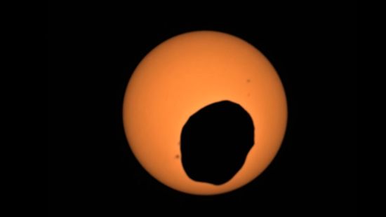 Először látható színes felvételen a marsi napfogyatkozás + videó