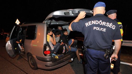 Több száz illegális bevándorlót tartóztattak fel