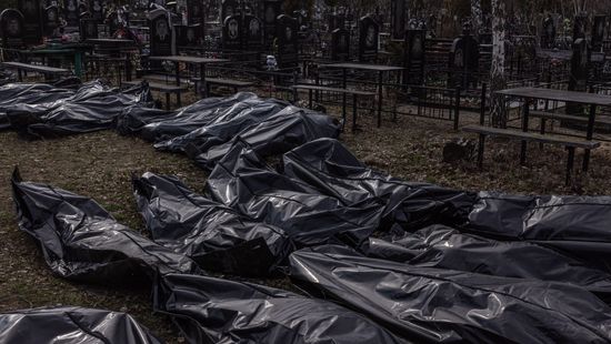 Ukrán rendőrök állítólag összekötött kezű civilek holttestét találták meg Bucsában
