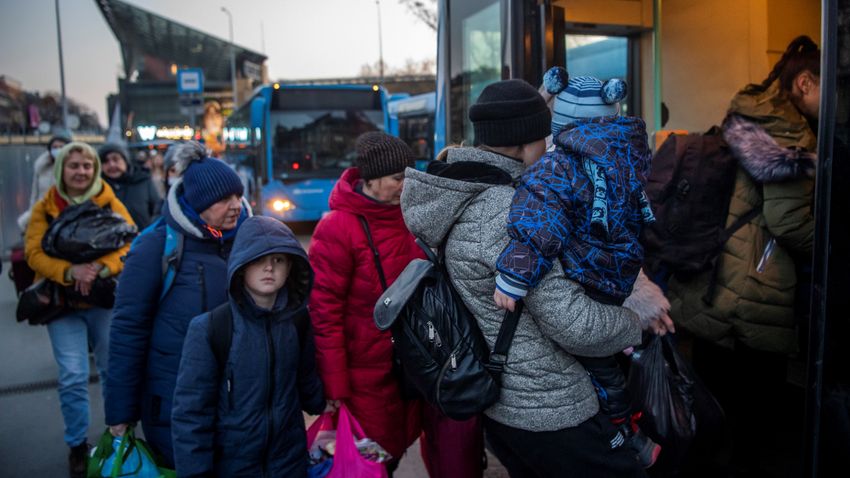 Több mint hétezer ukrán menekült jött egy nap alatt Magyarországra