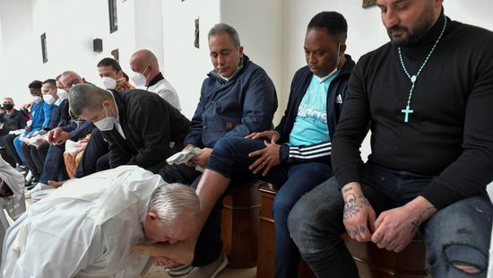 Ferenc pápa rabok lábát mosta meg nagycsütörtökön