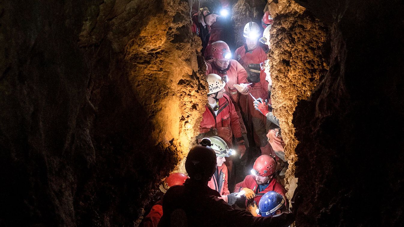 Súlyos balesetet szenvedő férfit mentenek ki a mentőszolgálat szakemberei a budapesti Ferenchegyi-barlangból, 2019 Fotó: MTI/BMSZ/Kovács Márton