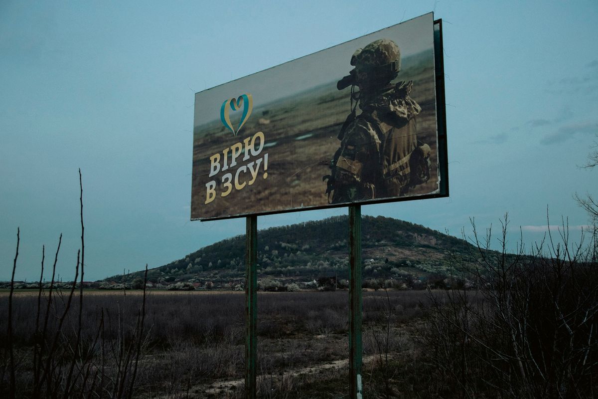 Háborús plakát a kárpátaljai Beregszász határában.