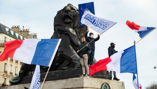 Lapozó: Új módszerrel leplezhetik le a francia tüntetőket