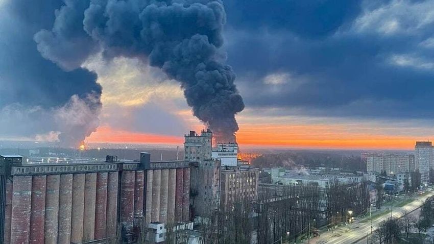Felvételeken a kigyulladt brjanszki olajraktár és a harcok Ukrajnában