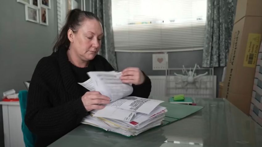 „Éjszakánként a fűtetlen lakásban gyertyákkal ücsörgök” – panaszkodik az elszabaduló rezsiárakra egy brit édesanya