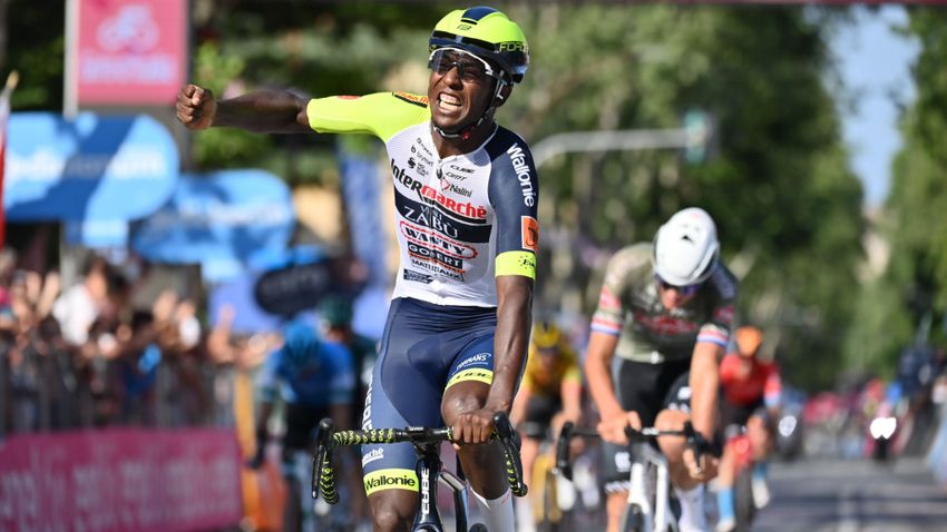 A Giro főszereplői: az első fekete-afrikai győztes és egy papagáj + videó