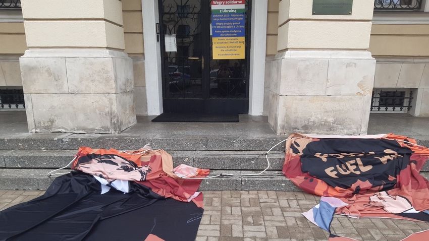 Greenpeace-provokáció a varsói magyar nagykövetségnél
