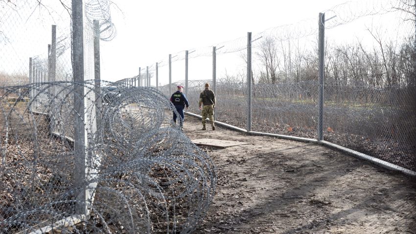 Majdnem ezer illegális migráns próbált átlépni a magyar határokon
