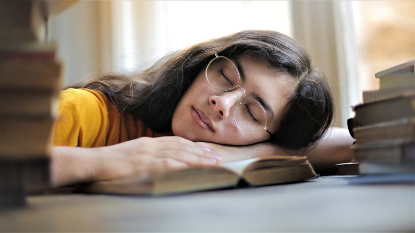 Kiszámolták a tudósok, mennyi alvásra van szüksége egy felnőtt embernek
