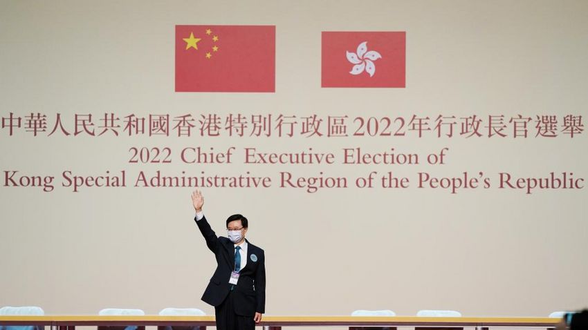 Hongkong korábbi második emberét választották meg a kormányzói posztra