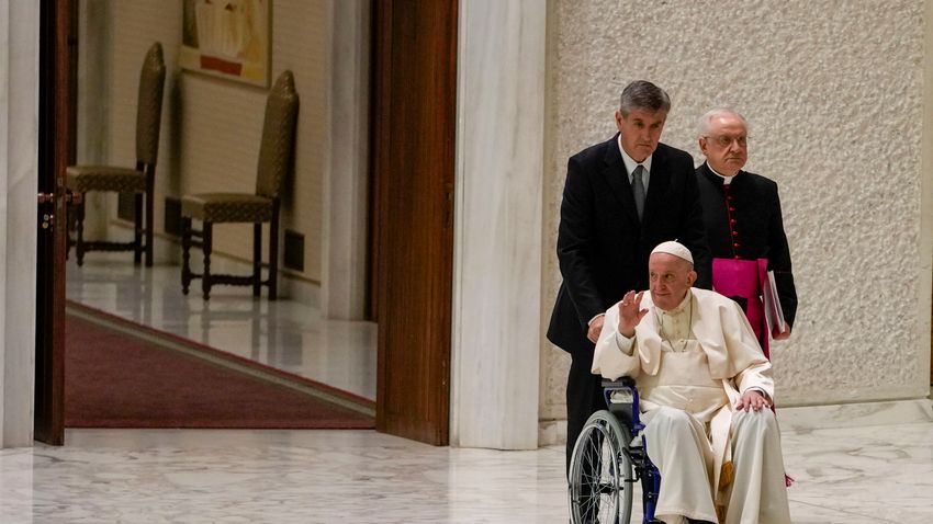 Ismét Ferenc pápa lemondásáról találgat a sajtó