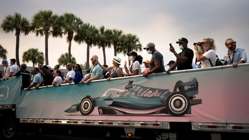 Álkikötőhöz művíz társul: megérkezett Miamiba a Formula–1