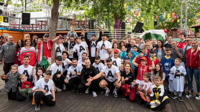 Több százan ünnepelték Budapesten a jégkorong-válogatottat