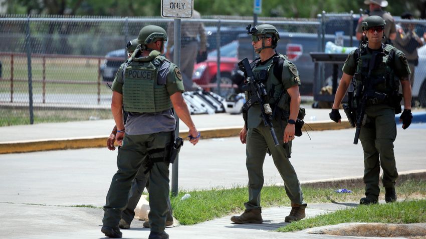 Rendőri hibák sora rajzolódik ki a texasi lövöldözéssel kapcsolatban