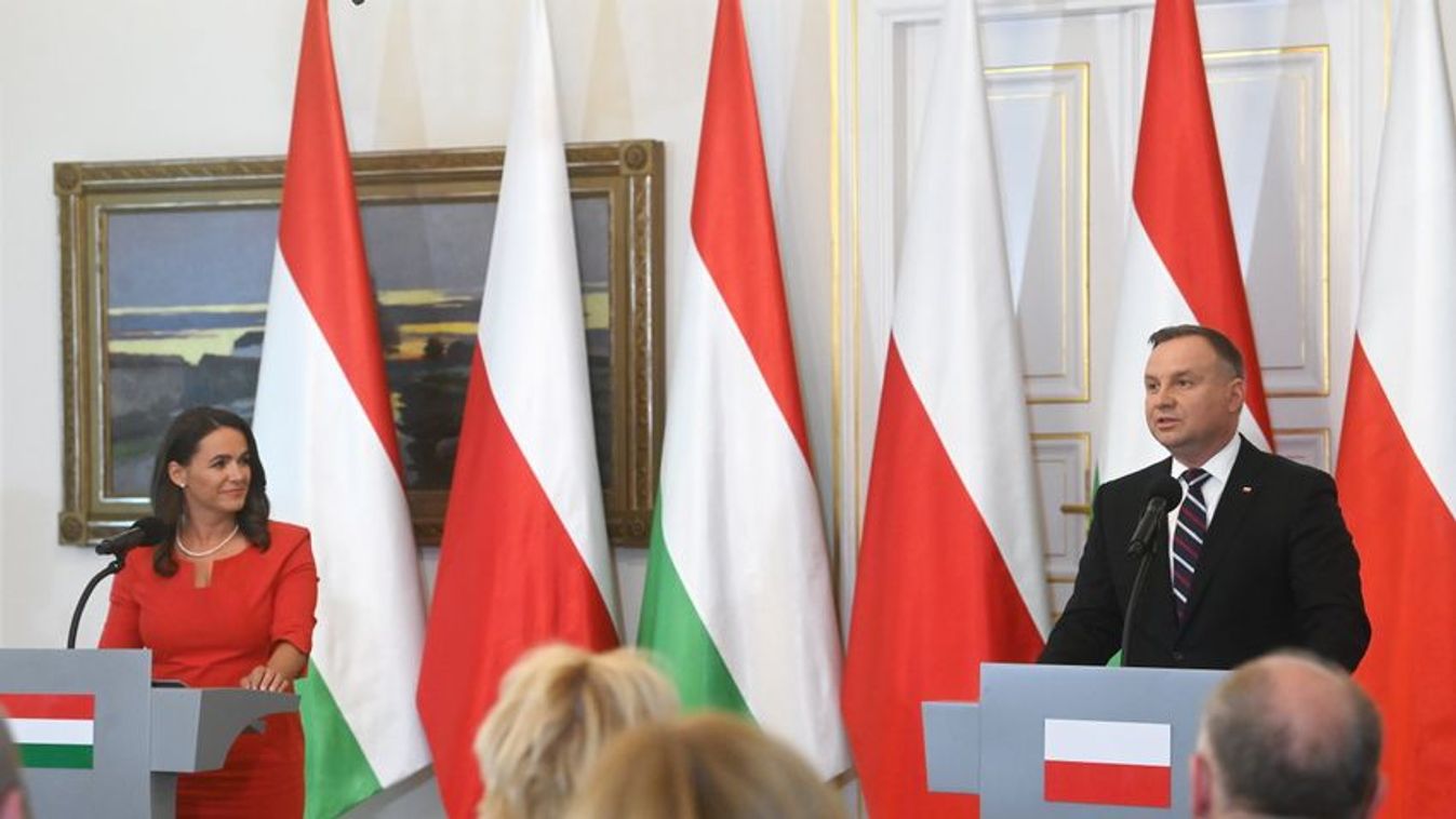 Novák Katalin köztársasági elnök és Andrzej Duda lengyel államfő a megbeszélésüket követően tartott sajtótájékoztatón a varsói elnöki rezidencián, a Belvedere Palotában 2022. május 17-én. (Fotó: MTI/Bruzák Noémi)