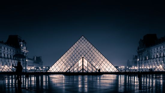Régiségek hamis igazolása miatt őrizetbe vették a Louvre volt vezetőjét