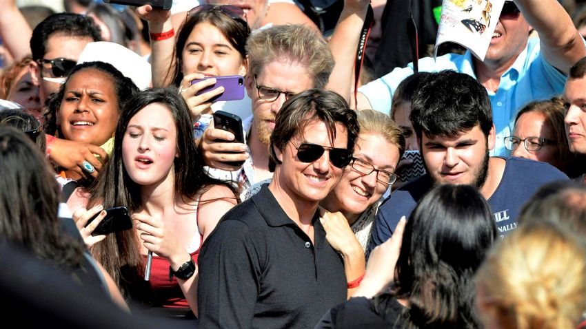 Tömeghisztériát okozott Tom Cruise Erzsébet királynő születésnapján