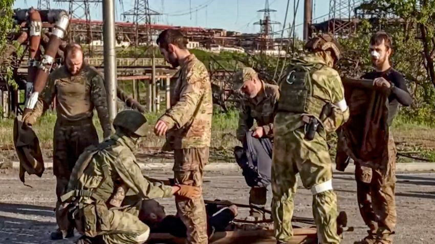 Újabb 771 ukrán fegyveres adta meg magát a mariupoli acélműnél