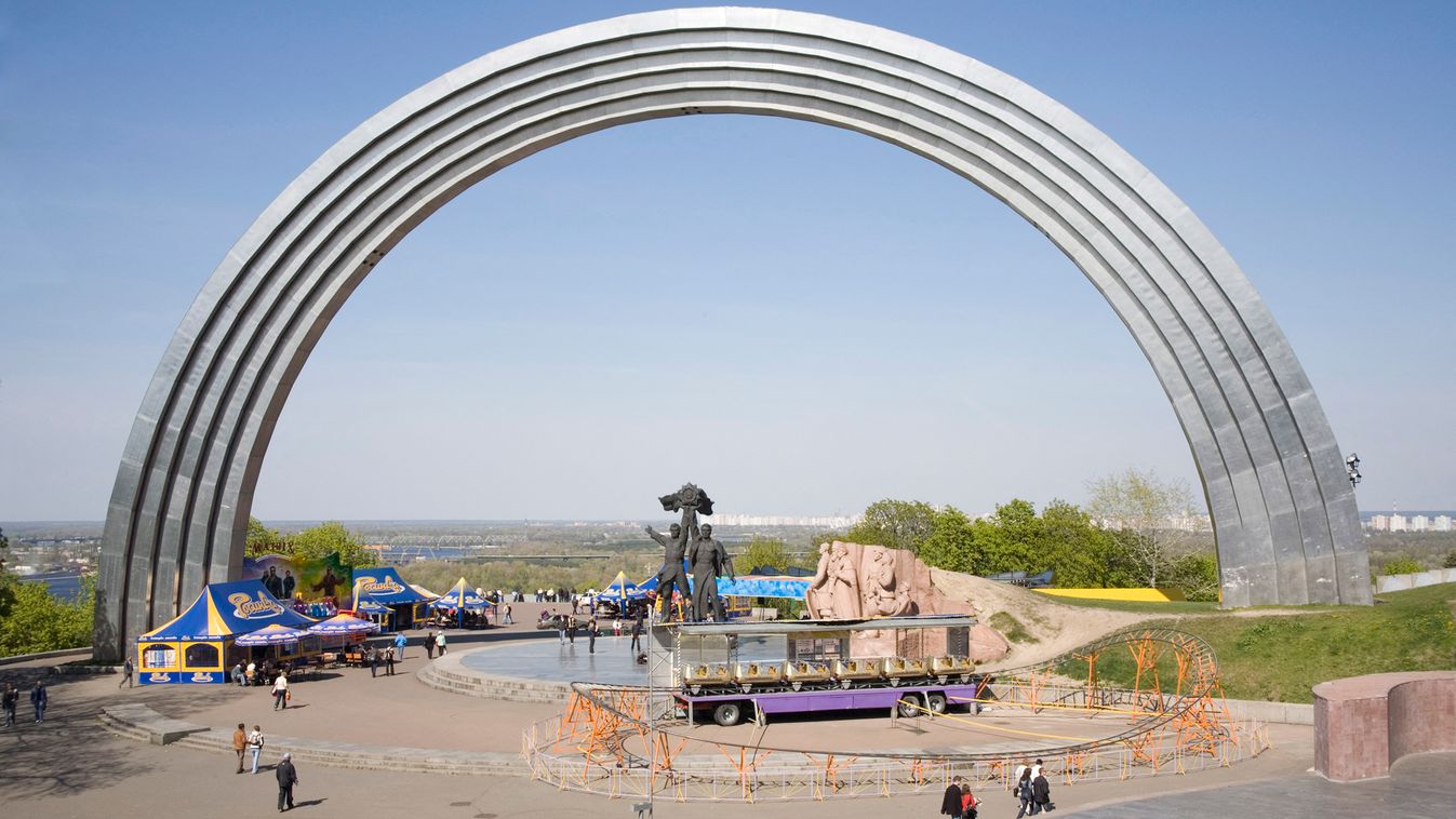 Friendship of the Peoples Monument, Khreschaty Park, Kiev, Ukraine, Europe