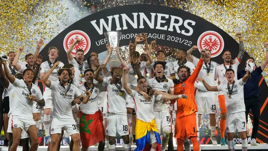 Trófeával a kézben ér véget az Eintracht Frankfurt fantasztikus utazása