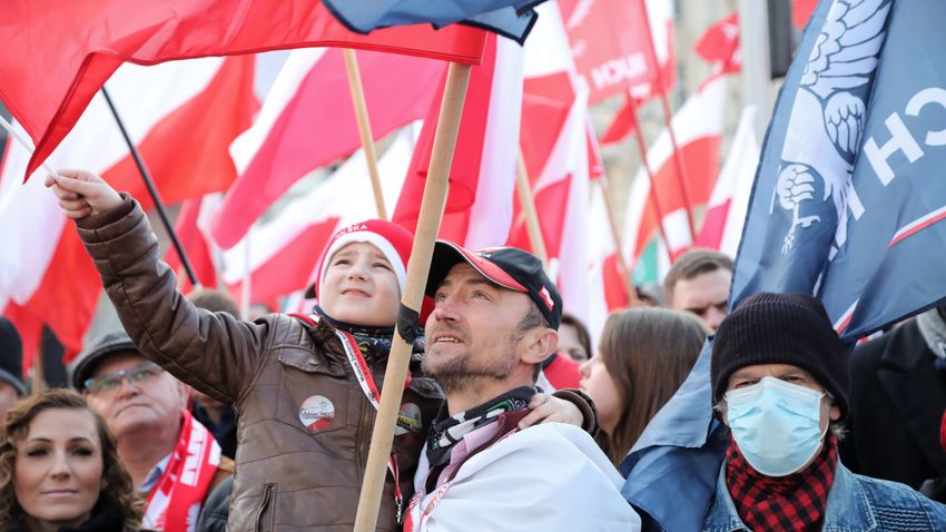 Liberális ellenszélben kormányoz a lengyel jobboldal