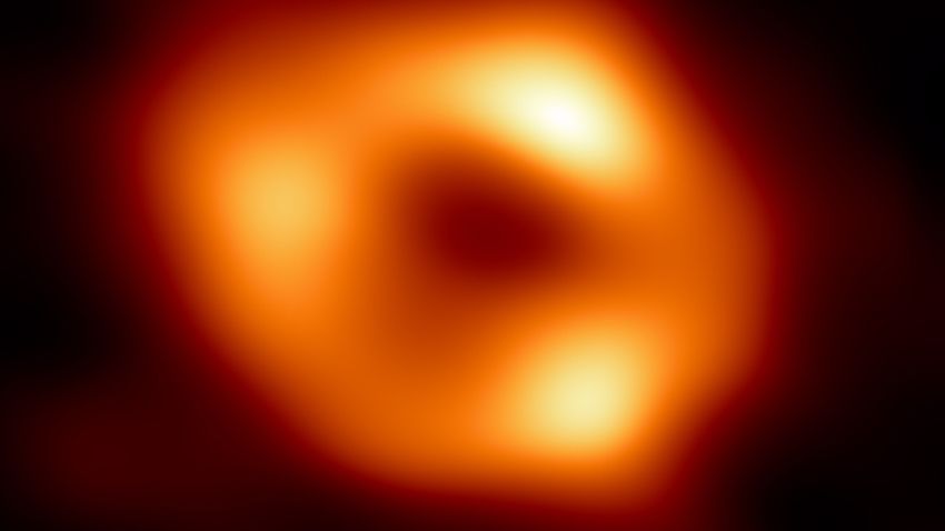 Közzétették a világ első felvételét a Tejútrendszerben lévő fekete lyukról
