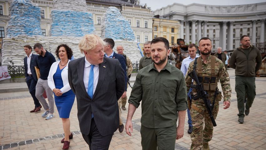 London újabb egymilliárd font katonai segélyt nyújt Ukrajnának