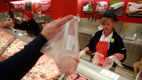 Az infláció lassulását várják a boltok