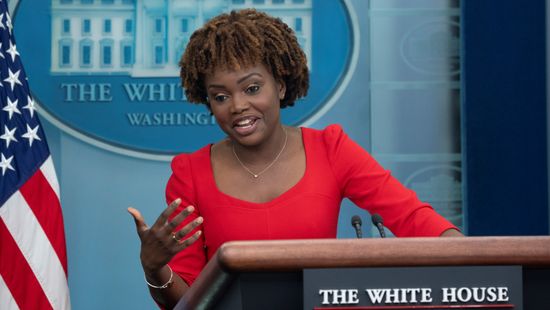 Bohócot csinált magából a Fehér Ház szóvivője a sajtótájékoztatón