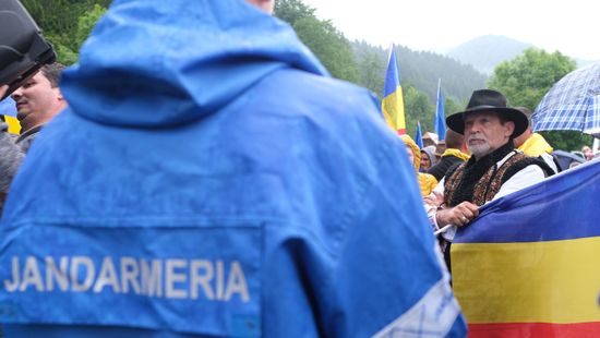 Úzvölgyi katonatemető: román zászlóval takarták le a magyar feliratot
