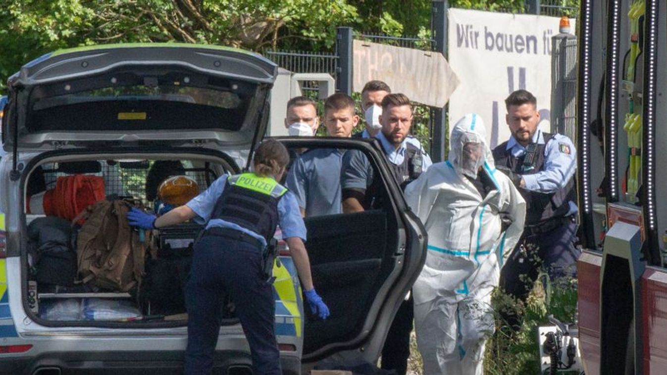 Rendőrök elfogják a késes támadót (Fotó: Europress/AFG)