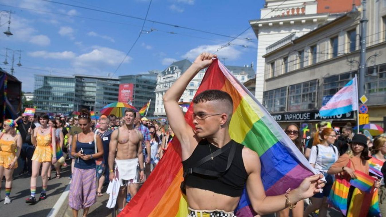 Budapest Pride résztvevői vonulnak a Vámház körúton (Fotó: MTI/Koszticsák Szilárd)
