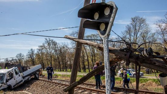 Orosz rulettet játszanak az autósok a síneken