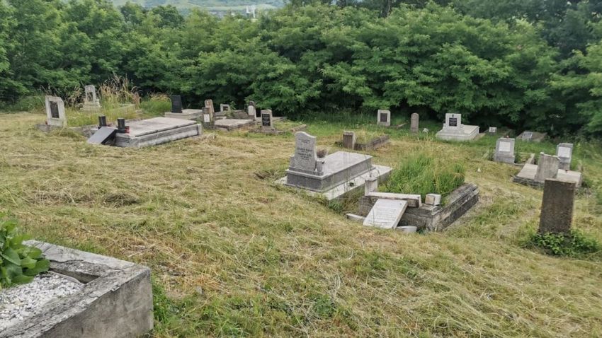 Temetőgyalázás fényes nappal a magyarbölkényi sírkertben
