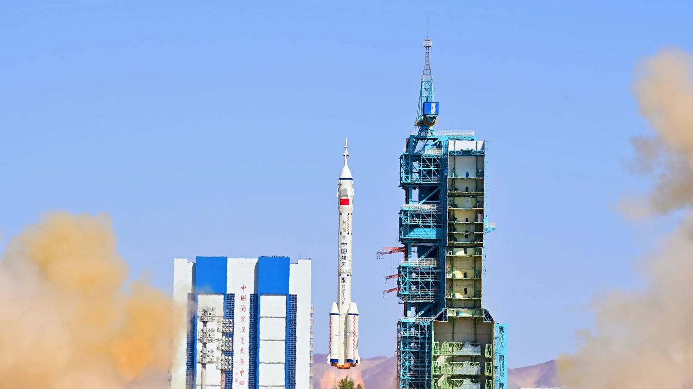 A a Sencsou-14 (Varázshajó)  kínai űrhajó kilövése.