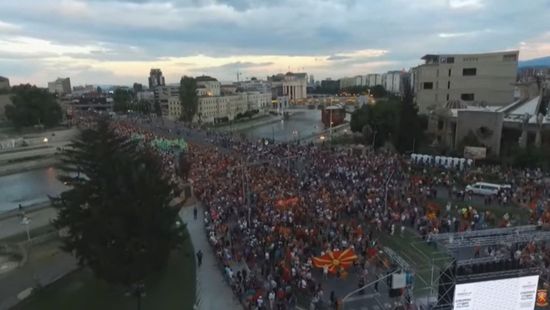 Százezres tüntetés: „Vagy küzdünk és győzünk, vagy a mi Macedóniánknak vége lesz"