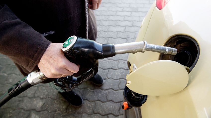 Több ország is árstopot vezetett be, de van, ahol még így is emelkednek az üzemanyagárak