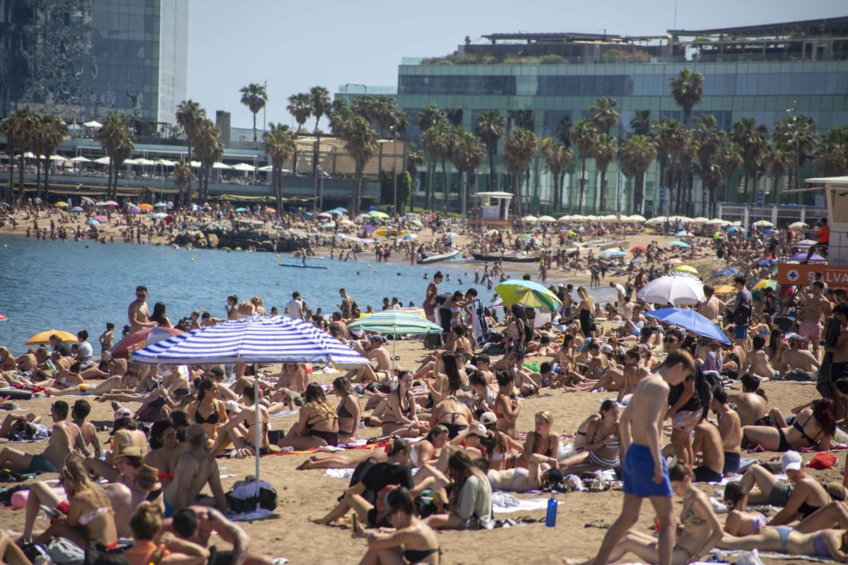 Barcelona getting ready for tourists days before summer