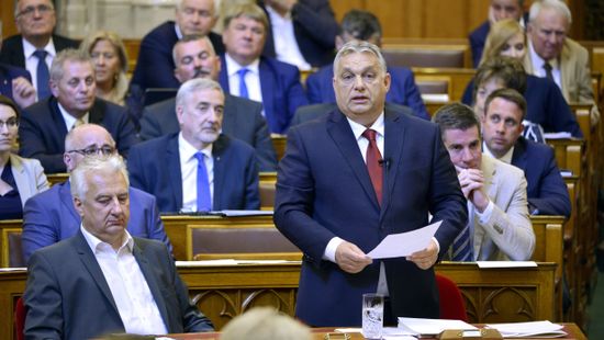 Orbán Viktor: Megvédjük a családtámogatásokat, a nyugdíjakat, a munkahelyeket és a rezsicsökkentést