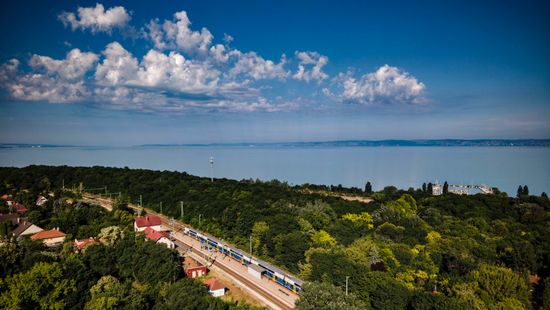Minden eddiginél több irányból indulnak vonatok a Balatonhoz