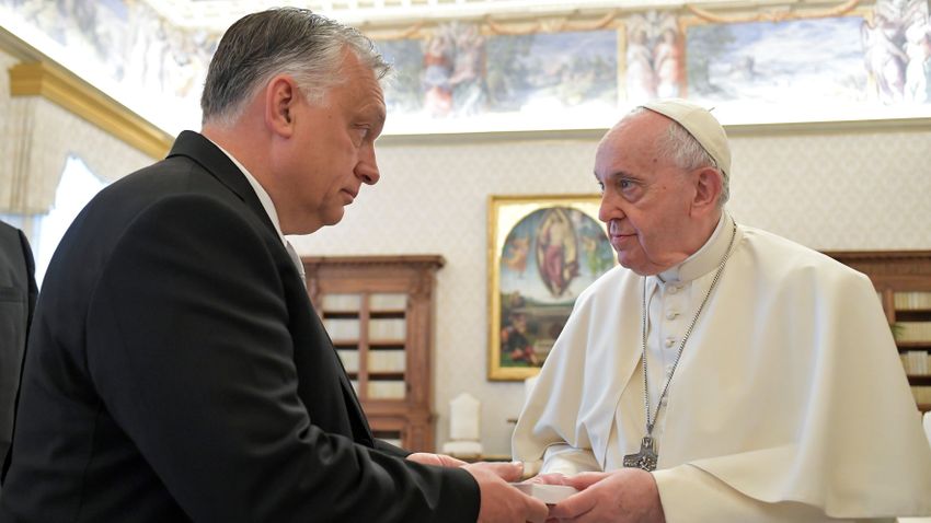 Nézőpont Intézet: Orbánnál csak Ferenc pápa békepártibb