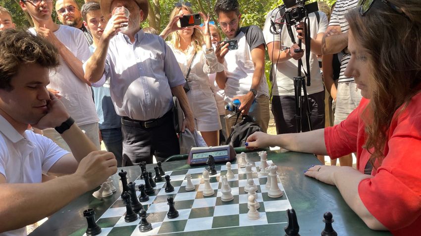 Random sakkparti: Polgár egy madridi parkban legyőzte Carlsent